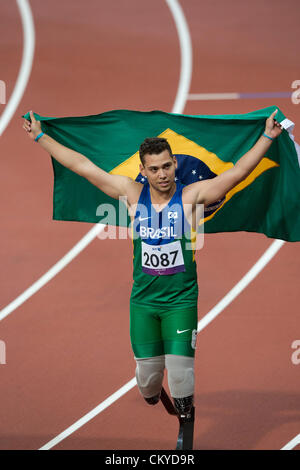 2 septembre 2012, Londres, Royaume-Uni : Brésil sprinter Alan Fonteles Cardoso Oliveira célèbre sa victoire d'Oscar Pistorius dans l'épreuve du 200 mètres T44 lors de la finale des Jeux Paralympiques de Londres. Oliveira a terminé avec 21,45 secondes pour Pistorius' 21,52 secondes. Banque D'Images