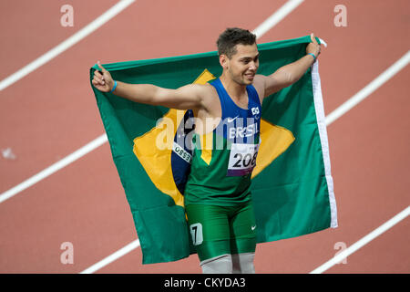 2 septembre 2012, Londres, Royaume-Uni : Brésil sprinter Alan Fonteles Cardoso Oliveira célèbre sa victoire d'Oscar Pistorius dans l'épreuve du 200 mètres T44 lors de la finale des Jeux Paralympiques de Londres. Oliveira a terminé avec 21,45 secondes pour Pistorius' 21,52 secondes. Banque D'Images