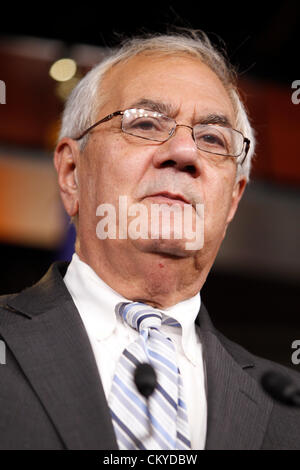 Le 29 novembre 2011 - Washington, District of Columbia, États-Unis - REPRÉSENTANT AMÉRICAIN Barney Frank (D-MA) parle aux médias à Washington une journée seulement après avoir annoncé qu'il ne s'exécutera pas réélu. (Crédit Image : © James Berglie/ZUMAPRESS.com) Banque D'Images