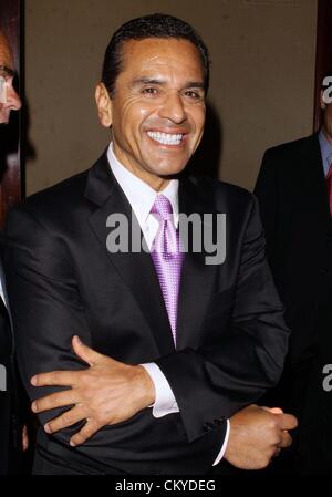 21 août 2010 - Los Angeles, Californie, États-Unis - ANTONIO VILLRAIGOSA, Maire de Los Angeles, à l'Aigle & Badge Foundation gala tenu à l'hôtel Hyatt Regency Century Plaza Hotel. (Crédit Image : © TLeopold ZUMApress.com)/Photos/Globe Banque D'Images