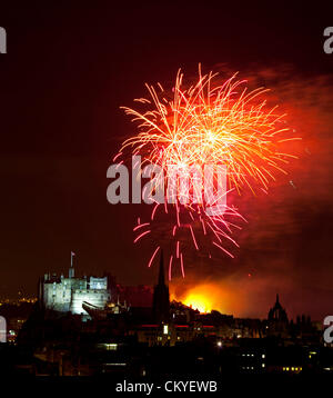 Edinburgh, Royaume-Uni. 2 Septembre, 2012. Festival International d'Édimbourg de 2012, le concert d'artifice d'artifice annuel du château marque la fin du Festival d'Edimbourg. Parrainé par Virgin Money. Banque D'Images