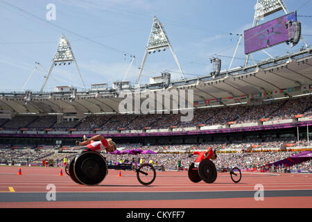 400 mètres de course en fauteuil roulant T54 en stade olympique au Jeux Paralympiques de Londres. De gauche à droite : Edith Wolf de la Suisse et de l'Hongjaio Dong de Chine. Banque D'Images