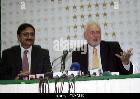 Haut-Commissaire australien, Peter Hayward répond aux médias lors d'une conférence de presse à l'Académie nationale de Cricket Lahore le lundi, Septembre 03, 2012. Le Pakistan Cricket Board Président, Zaka Ashraf également vu en photo. Banque D'Images