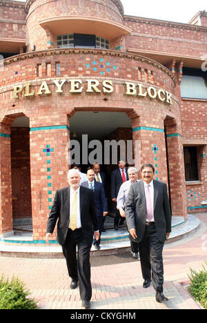 Haut-Commissaire australien, Peter Hayward le long avec le Pakistan Cricket Board Président, Zaka Ashraf effectue une visite à l'académie de cricket à Lahore le lundi, Septembre 03, 2012. Banque D'Images