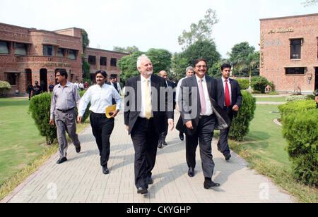 Haut-Commissaire australien, Peter Hayward le long avec le Pakistan Cricket Board Président, Zaka Ashraf arrive à l'Académie nationale de cricket au cours de ses visites à Lahore le lundi, Septembre 03, 2012. Le Pakistan Cricket Board Directeur général, Javed Miandad également vu en photo. Banque D'Images