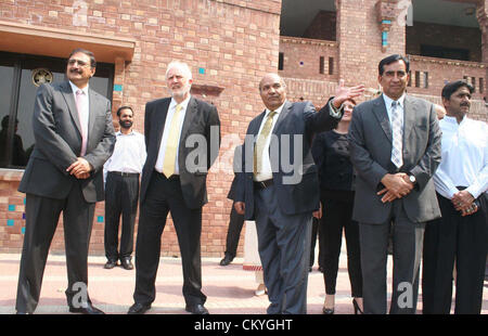 Haut-Commissaire australien, Peter Hayward effectue une visite à l'académie de cricket à Lahore le lundi, Septembre 03, 2012. Le Pakistan Cricket Board Président, Zaka Ashraf et directeur général de BPC, Javed Miandad et retraités cricketer Intikhab Alam également vu en photo Banque D'Images