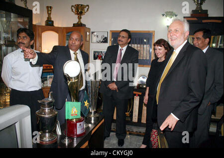 Haut-Commissaire australien, Peter Hayward ressemble de prix et de trophées gagnés par l'équipe de cricket du Pakistan lors de sa visite à l'Académie nationale de cricket à Lahore le lundi, Septembre 03, 2012. Le Pakistan Cricket Board Président, Zaka Ashraf et directeur général de BPC, Javed Miandad et retraités cricketer Intikhab Alam également vu en photo. Banque D'Images