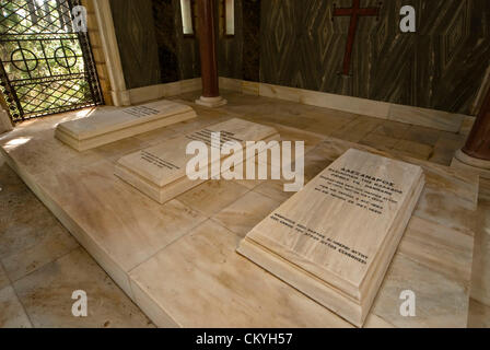 Tatoi : grave dans le mausolée, de gauche à droite : Le roi Constantin I. (1868 - 1923), Sophie de Prusse (1870 - 1932), la Reine et le roi Alexandre I de Grèce (1893 - 1920). Tatoi - était à l'origine la résidence d'été de la famille royale grecque qui a finalement été utilisé comme l'année de leur accueil et le berceau du Roi George II. Le domaine est situé à environ 20km au nord d'Athènes près de Dekeleia. À environ 1 km de la résidence principale est le cimetière royal grec. Une partie du domaine est également le royal fermes. Photos à partir de 2008. 3 septembre 2012. Athènes, Grèce. Le gouvernement grec a annoncé cette semaine Banque D'Images