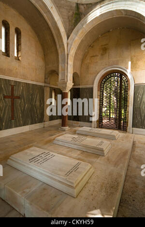 Tatoi : grave dans le mausolée, de gauche à droite : Le roi Constantin I. (1868 - 1923), Sophie de Prusse (1870 - 1932), la Reine et le roi Alexandre I de Grèce (1893 - 1920). Tatoi - était à l'origine la résidence d'été de la famille royale grecque qui a finalement été utilisé comme l'année de leur accueil et le berceau du Roi George II. Le domaine est situé à environ 20km au nord d'Athènes près de Dekeleia. À environ 1 km de la résidence principale est le cimetière royal grec. Une partie du domaine est également le royal fermes. Photos à partir de 2008. 3 septembre 2012. Athènes, Grèce. Le gouvernement grec a annoncé cette semaine Banque D'Images