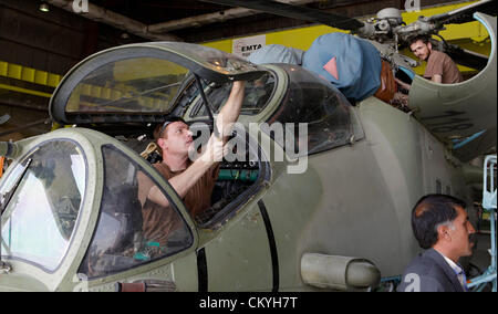 Des techniciens de l'armée tchèque à l'aide du service d'hélicoptères de la Force aérienne afghane Mi-24/35 un MI-171 à la base, 1946, près de Kaboul, en Afghanistan, le 3 septembre 2012. (Photo/CTK Jakub Dospiva) Banque D'Images