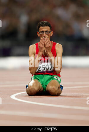 3 septembre 2012, Londres, Royaume-Uni : El Amin Dabachi du Maroc (2507) se trouve sur la piste olympique après avoir remporté le men's 5000 mètres T52 Catégorie à la London Jeux Paralympiques. Dabachi est temps établit un record du monde avec 13 minutes, 53,76 secondes. Banque D'Images