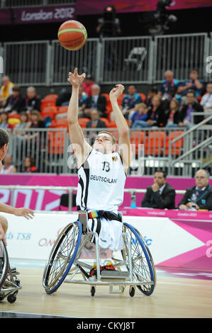 03.09.2012 Londres, Angleterre. Jan Haller (GER) en action au cours de la mens Basketball en fauteuil roulant Groupe Préliminaire B match entre l'Allemagne et la Pologne à partir de l'arène de basket-ball. Banque D'Images