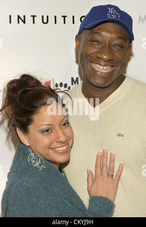 Nov 11, 2004 ; Culver City, CA, USA ; l'Acteur MICHAEL CLARKE DUNCAN (R) et IRENE MARQUEZ à la 1re Conférence annuelle de US Weekly Hollywood Holiday Shopping fête organisée par Tori Spelling et US Weekly Magazine.. (Crédit Image : Vaughn Youtz/ZUMAPRESS.com) Banque D'Images