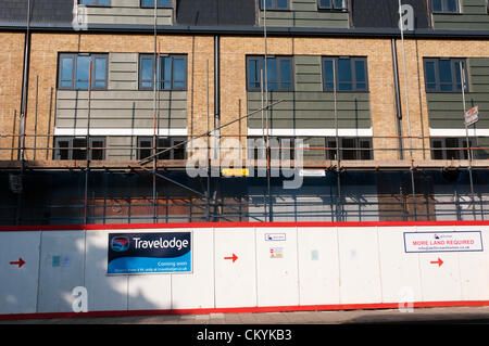 Londres, Royaume-Uni, le 4 septembre 2012. Le Travelodge Hotel chain, qui sont d'environ 1 milliards d'EUR dans la dette, sont aujourd'hui rencontre avec les propriétaires et les créanciers d'obtenir l'accord d'un "arrangement volontaire de l'entreprise'. Cela permettrait à l'entreprise de restructurer leur dette par la vente de 50 hôtels et de réduire les paiements de location pour les propriétaires de 25  % sur 100 autres hôtels. Pour l'arrangement d'aller de l'avant 75 % des créanciers doit être d'accord, sur l'hypothèse que ce sera un meilleur résultat pour eux que l'entreprise 21. La photographie montre la poursuite des travaux sur la construction d'un nouveau hôtel à Bromley, Kent. Banque D'Images