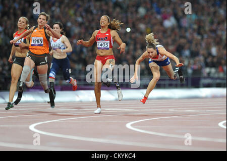 Londres, Royaume-Uni. 02 Sept 2012 - Marie-Amelie Le Fur (FRA) baisse fortement alors qu'elle franchit la ligne pour gagner la médaille d'or dans la finale de la Women's 100m T44 lors de la finale aux Jeux paralympiques d'été de 2012 à Londres. À gauche sont, de gauche à droite : Katrin Green (GER, 4e place), Marlou van Rhijn (NED, la deuxième place), Stef Reid (GBR, 8e place) et Avril Holmes (USA, 3e place). (C) Michael Preston / Alamy Live News. Banque D'Images