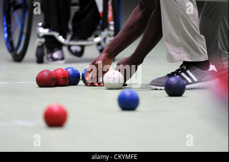 Stratford, London, UK. 4e septembre 2012. L'arbitre en action au cours de la Boccia les paires mixtes BC4 le jour 6 de les Jeux Paralympiques de Londres 2012 à l'ExCel Centre. Banque D'Images