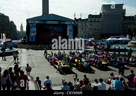 Londres, Royaume-Uni. Le 4 septembre, 2012. London UK. Les membres du public regarder les Jeux Paralympiques sur écran géant à Trafalgar Square London Banque D'Images