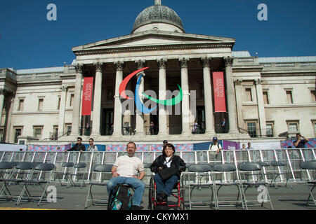 Londres, Royaume-Uni. Le 4 septembre, 2012. London UK. Les membres du public regarder les Jeux Paralympiques sur écran géant à Trafalgar Square London Banque D'Images