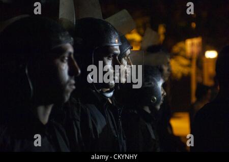 Le Caire, Égypte. 4e septembre 2012. Les soldats anti-émeutes égyptiennes montent la garde à l'extérieur de l'ambassade de Syrie juste avant une manifestation en soutien du peuple syrien éclate dans la violence au Caire le mardi, 4 septembre 2012. Les manifestants voulaient fermer l'ambassade du Président Bashar Assad's gouvernement syrien en signe de protestation contre le meurtre du gouvernement de civils syriens. (Crédit Image : Crédit : Cliff Cheney/ZUMAPRESS.com/Alamy Live News) Banque D'Images