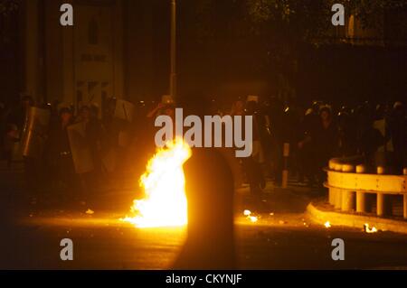 Le Caire, Égypte. 4e septembre 2012. Les manifestants égyptiens se sont affrontés avec les forces de sécurité lors d'une marche de protestation à l'ambassade de Syrie à l'appui du peuple syrien au Caire le mardi, 4 septembre 2012. Les manifestants voulaient fermer l'ambassade du Président Bashar Assad's gouvernement syrien en signe de protestation contre le meurtre du gouvernement de civils syriens. (Crédit Image : Crédit : Cliff Cheney/ZUMAPRESS.com/Alamy Live News) Banque D'Images