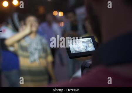 Le Caire, Égypte. 4e septembre 2012. Les manifestants égyptiens se sont affrontés avec les forces de sécurité lors d'une marche de protestation à l'ambassade de Syrie à l'appui du peuple syrien au Caire le mardi, 4 septembre 2012. Les manifestants voulaient fermer l'ambassade du Président Bashar Assad's gouvernement syrien en signe de protestation contre le meurtre du gouvernement de civils syriens. (Crédit Image : Crédit : Cliff Cheney/ZUMAPRESS.com/Alamy Live News) Banque D'Images