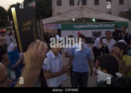 Le Caire, Égypte. 4e septembre 2012. Les manifestants égyptiens se sont affrontés avec les forces de sécurité lors d'une marche de protestation à l'ambassade de Syrie à l'appui du peuple syrien au Caire le mardi, 4 septembre 2012. Les manifestants voulaient fermer l'ambassade du Président Bashar Assad's gouvernement syrien en signe de protestation contre le meurtre du gouvernement de civils syriens. (Crédit Image : Crédit : Cliff Cheney/ZUMAPRESS.com/Alamy Live News) Banque D'Images