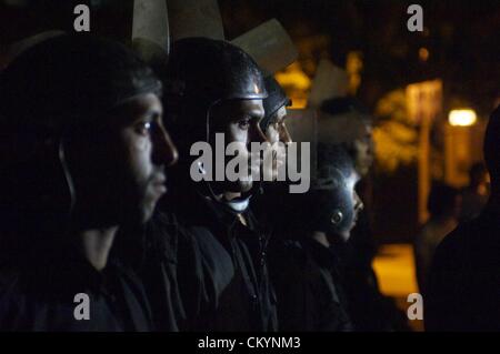 Le Caire, Égypte. 4e septembre 2012. Les soldats anti-émeutes égyptiennes montent la garde à l'extérieur de l'ambassade de Syrie juste avant une manifestation en soutien du peuple syrien éclate dans la violence au Caire le mardi, 4 septembre 2012. Les manifestants voulaient fermer l'ambassade du Président Bashar Assad's gouvernement syrien en signe de protestation contre le meurtre du gouvernement de civils syriens. (Crédit Image : Crédit : Cliff Cheney/ZUMAPRESS.com/Alamy Live News) Banque D'Images