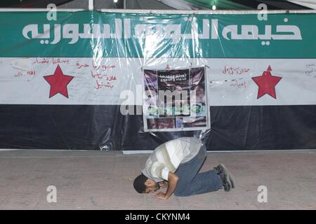 Le Caire, Égypte. 4e septembre 2012. Les manifestants égyptiens se sont affrontés avec les forces de sécurité lors d'une marche de protestation à l'ambassade de Syrie à l'appui du peuple syrien au Caire le mardi, 4 septembre 2012. Les manifestants voulaient fermer l'ambassade du Président Bashar Assad's gouvernement syrien en signe de protestation contre le meurtre du gouvernement de civils syriens. (Crédit Image : Crédit : Cliff Cheney/ZUMAPRESS.com/Alamy Live News) Banque D'Images