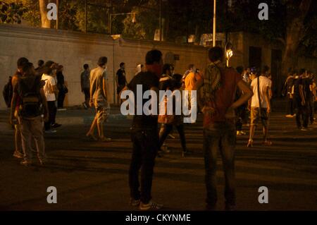 Le Caire, Égypte. 4e septembre 2012. Les manifestants égyptiens se sont affrontés avec les forces de sécurité lors d'une marche de protestation à l'ambassade de Syrie à l'appui du peuple syrien au Caire le mardi, 4 septembre 2012. Les manifestants voulaient fermer l'ambassade du Président Bashar Assad's gouvernement syrien en signe de protestation contre le meurtre du gouvernement de civils syriens. (Crédit Image : Crédit : Cliff Cheney/ZUMAPRESS.com/Alamy Live News) Banque D'Images