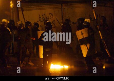 Le Caire, Égypte. 4e septembre 2012. Les manifestants égyptiens se sont affrontés avec les forces de sécurité lors d'une marche de protestation à l'ambassade de Syrie à l'appui du peuple syrien au Caire le mardi, 4 septembre 2012. Les manifestants voulaient fermer l'ambassade du Président Bashar Assad's gouvernement syrien en signe de protestation contre le meurtre du gouvernement de civils syriens. (Crédit Image : Crédit : Cliff Cheney/ZUMAPRESS.com/Alamy Live News) Banque D'Images