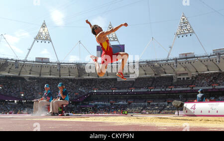 Xavier de l'Espagne vers l'voiles Porras fosse de saut en longueur chez les hommes F11 à la finale des Jeux Paralympiques de Londres Banque D'Images