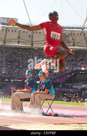 USA le sauteur en longueur aveugle Gillette Elexis saute à la fosse lors de la ronde finale de F11 men's long saut au Jeux Paralympiques de Londres Banque D'Images