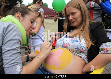 Le 26 août, 2012 - Saint-Pétersbourg, Russie - Août 27,2012. Minsk Belarus,. 2012 Défilé du ventre au Bélarus. Sur la photo : le Bélarus enceinte femme avec ventre peint. (Crédit Image : © PhotoXpress/ZUMAPRESS.com) Banque D'Images