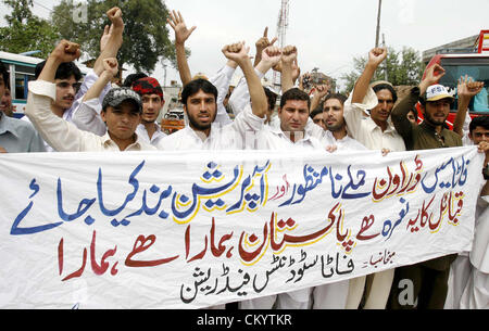 Chant les élèves des slogans contre les attaques de drones dans les zones tribales au cours d'une manifestation de protestation organisée par les étudiants de Russie FATA à Peshawar press club le mercredi, Septembre 05, 2012. Banque D'Images