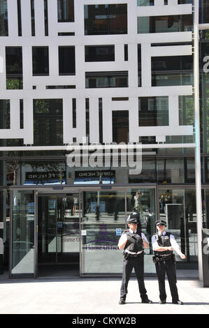 Westminster, London, UK. 5e septembre 2012. La police devant le Home Office. London Metropolitan University de protestation devant le ministère de l'intérieur contre la décision prise par l'UKBA de révoquer la capacité des universités à donner des visas pour les étudiants étrangers. Crédit : Matthieu Chattle / Alamy Live News Banque D'Images