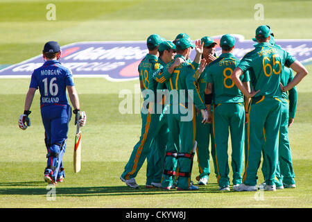 05/09/2012 à Nottingham, Angleterre. L'Angleterre Eoin Morgan marche off passé le célèbre joueur de l'Afrique du Sud après avoir été rejeté pour un canard au cours de la 5ème Nat West un jour match de cricket international entre l'Angleterre et l'Afrique du Sud et a joué à Trent Bridge Cricket Ground : crédit obligatoire : Mitchell Gunn Banque D'Images