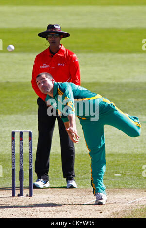 05/09/2012 à Nottingham, Angleterre. Doyen de l'Afrique du Sud lors de la 5ème bowling Elgar Nat West un jour match de cricket international entre l'Angleterre et l'Afrique du Sud et a joué à Trent Bridge Cricket Ground : crédit obligatoire : Mitchell Gunn Banque D'Images