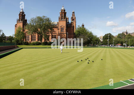 Kelvingrove Lawn Bowls Center, Glasgow, Écosse, Royaume-Uni, 5 septembre, 2012. Le joueur de bowling amateur Jim Hutchison utilisant pleinement le soleil de la fin de l'été pour pratiquer sa technique de bowling dans les greens de bowling sur gazon récemment rouverts et améliorés qui seront utilisés dans les Jeux du Commonwealth de 2014. Banque D'Images