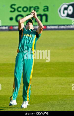 05/09/2012 à Nottingham, Angleterre. L'Afrique du Sud Morne Morkel prend une catchduring la 5e Nat West un jour match de cricket international entre l'Angleterre et l'Afrique du Sud et a joué à Trent Bridge Cricket Ground : crédit obligatoire : Mitchell Gunn Banque D'Images