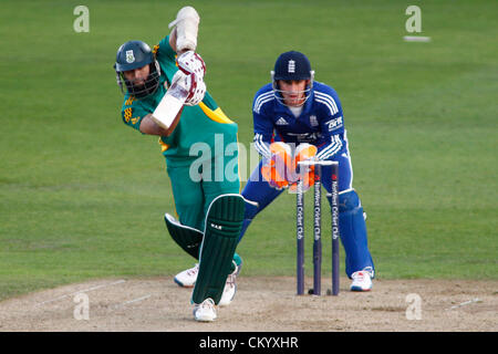 05/09/2012 à Nottingham, Angleterre. L'Afrique du Sud de l'Angleterre et Hashim Amla Craig Kieswetter durant la 5e Nat West un jour match de cricket international entre l'Angleterre et l'Afrique du Sud et a joué à Trent Bridge Cricket Ground : crédit obligatoire : Mitchell Gunn Banque D'Images