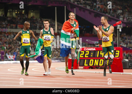 Les hommes de l'Afrique du sud du 4x100 mètres relais T42-44 fête son record du monde et médaille d'or aux Jeux Paralympiques de Londres. Banque D'Images
