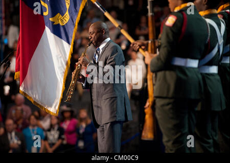 Le 5 septembre 2012 - Charlotte, Caroline du Nord, USA - Branford Marsalis joue l'hymne national à la Time Warner Cable Arena lors de la Convention nationale démocrate de 2012, à Charlotte, Caroline du Nord. Le 5 septembre, 2012 Photographie par Mary F. Calvert (crédit Image : © Mary F. Calvert/ZUMAPRESS.com) Banque D'Images