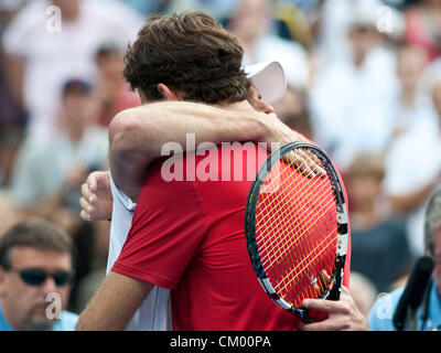 05.09.2012. Flushing Meadows, New York, USA. Andy Roddick et Juan Martin Del Potro à embrasser le filet après Del Potro défait Roddick en huitièmes de finale, ce qui en fait l'Andy's dernier match à l'US Open Tennis Tournament à la Billie Jean King National Tennis Center de Flushing, New York. Banque D'Images