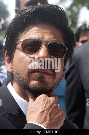 6 septembre 2012 - Indian Bollywood acteur Shah Rukh Khan prend la parole lors d'une conférence de presse à Srinagar, la capitale d'été du Cachemire indien sur 6,9, 2012. Khan a adressé une conférence de presse le jeudi de Srinagar à la fin de près de deux semaines pour le tournage d'un film sans titre de beaux endroits du Cachemire, au cours appuyez sur brefing , il a dit''il a toujours été le rêve de mon père de m'emmener au Cachemire parce que sa grand-mère appartenait à cet endroit. Bien que je ne pouvais pas venir ici dans sa vie, mais ce qui en fait finalement au Cachemire a été l'accomplissement d'un rêve de famille. Je suis heureux qu'il a été finalement réalisé, Banque D'Images