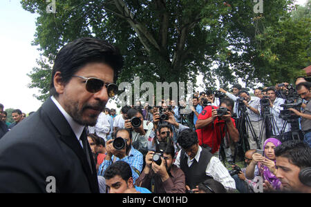 6 septembre 2012 - La star de Bollywood Shah Rukh Khan arrive pour une conférence de presse à Srinagar, la capitale d'été du Cachemire indien sur 6,9, 2012. Khan a adressé une conférence de presse le jeudi de Srinagar à la fin de près de deux semaines pour le tournage d'un film sans titre de beaux endroits du Cachemire, au cours appuyez sur brefing , il a dit''il a toujours été le rêve de mon père de m'emmener au Cachemire parce que sa grand-mère appartenait à cet endroit. Bien que je ne pouvais pas venir ici dans sa vie, mais ce qui en fait finalement au Cachemire a été l'accomplissement d'un rêve de famille. Je suis heureux qu'il a été finalement réalisé,'' Banque D'Images