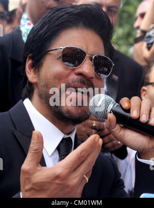 6 septembre 2012 - Srinagar, au Cachemire, l'Inde - Indian Bollywood acteur SHAH RUKH Kahn prend la parole lors d'une conférence de presse à Srinagar, la capitale d'été du Cachemire indien. Khan a adressé une conférence de presse le jeudi de Srinagar à la fin de près de deux semaines pour le tournage d'un film sans titre de beaux endroits du Cachemire, au cours appuyez sur brefing dit-il ,'il a toujours été le rêve de mon père de m'emmener au Cachemire parce que sa grand-mère appartenait à cet endroit. Bien que je ne pouvais pas venir ici dans sa vie, mais ce qui en fait finalement au Cachemire a été l'accomplissement d'un rêve de famille. Je suis heureux qu'il a été finall Banque D'Images