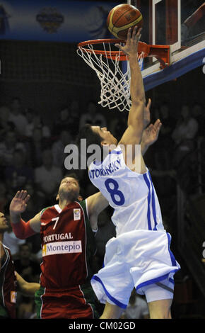 Chomutov, République tchèque. Le 5 septembre 2012. EURO Basket-ball match de qualification du groupe F : la République tchèque contre le Portugal à Chomutov, République tchèque le 5 septembre 2012. De gauche à droite : Paulo Cunha (POR) et Tomas Satoransky (CZE). (CTK) Zavoral Libor/Photo Banque D'Images