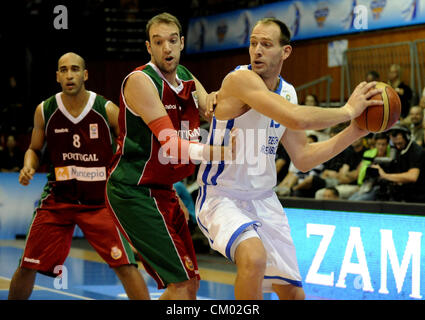 Chomutov, République tchèque. Le 5 septembre 2012. EURO Basket-ball match de qualification du groupe F : la République tchèque contre le Portugal à Chomutov, République tchèque le 5 septembre 2012. De gauche à droite : Claudio Fonseca (POR), Paulo Cunha (POR) et Jakub Houska (CZE). (CTK) Zavoral Libor/Photo Banque D'Images