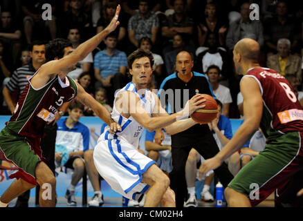 Chomutov, République tchèque. Le 5 septembre 2012. EURO Basket-ball match de qualification du groupe F : la République tchèque contre le Portugal à Chomutov, République tchèque le 5 septembre 2012. Mario-Gil Fernandes (POR) gauche et Claudio Fonseca (POR) droit, Jiri Welsch (CZE) au milieu. (CTK) Zavoral Libor/Photo Banque D'Images