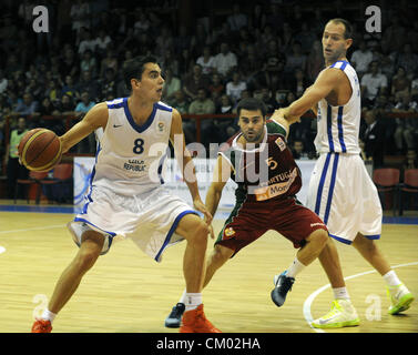 Chomutov, République tchèque. Le 5 septembre 2012. EURO Basket-ball match de qualification du groupe F : la République tchèque contre le Portugal à Chomutov, République tchèque le 5 septembre 2012. Mario-Gil Fernandes (POR) milieu, Tomas Satoransky (CZE) à gauche et Jakub Houska (CZE) droite. (CTK) Zavoral Libor/Photo Banque D'Images